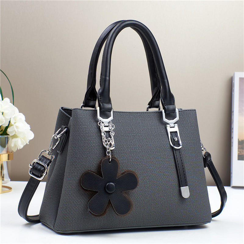 Schultertasche mit Anhänger für Damen ⎜ Große Umhängetasche mit viel Platz und modischen Details