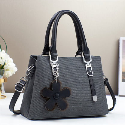 Schultertasche mit Anhänger für Damen ⎜ Große Umhängetasche mit viel Platz und modischen Details
