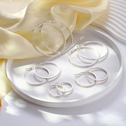 Goldene Ohrringe für Damen ⎜ Leichtes Ovaldesign für stilvolle Kombinationen im Alltag