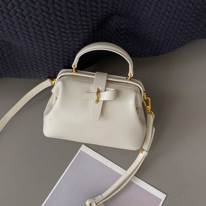 Kleine Handtasche aus Echtleder ⎜ Strukturierte Umhängetasche mit Griff für stilvolle Looks und besondere Anlässe