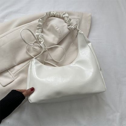 Modische Schultertasche für Damen ⎜ Kleine Henkeltasche mit Rüschenriemen für Alltag und Ausgehen