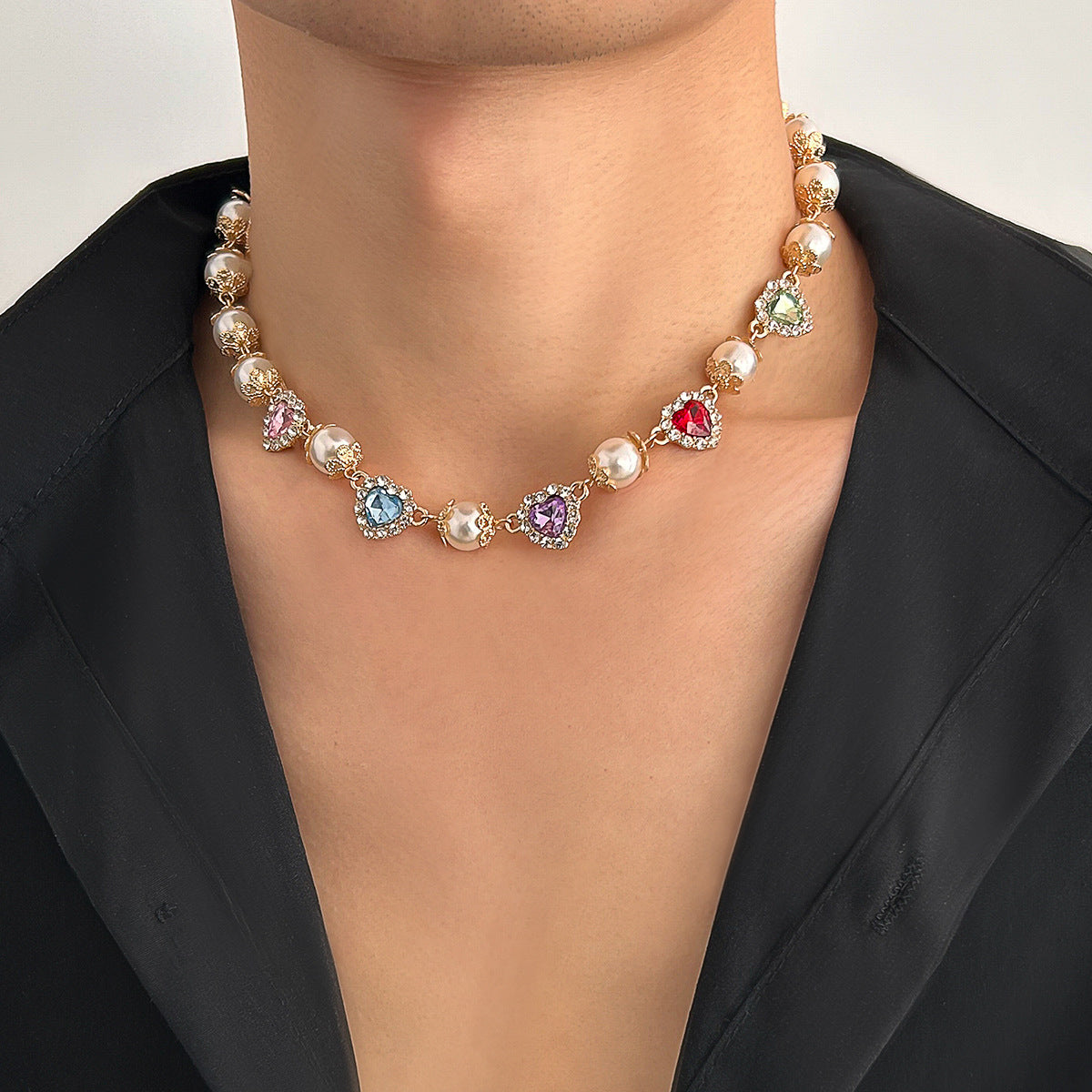 Bunte Halskette mit Herz-Kristallen ⎜ Farbiger Halsschmuck mit Perlen für trendige und modische Outfits