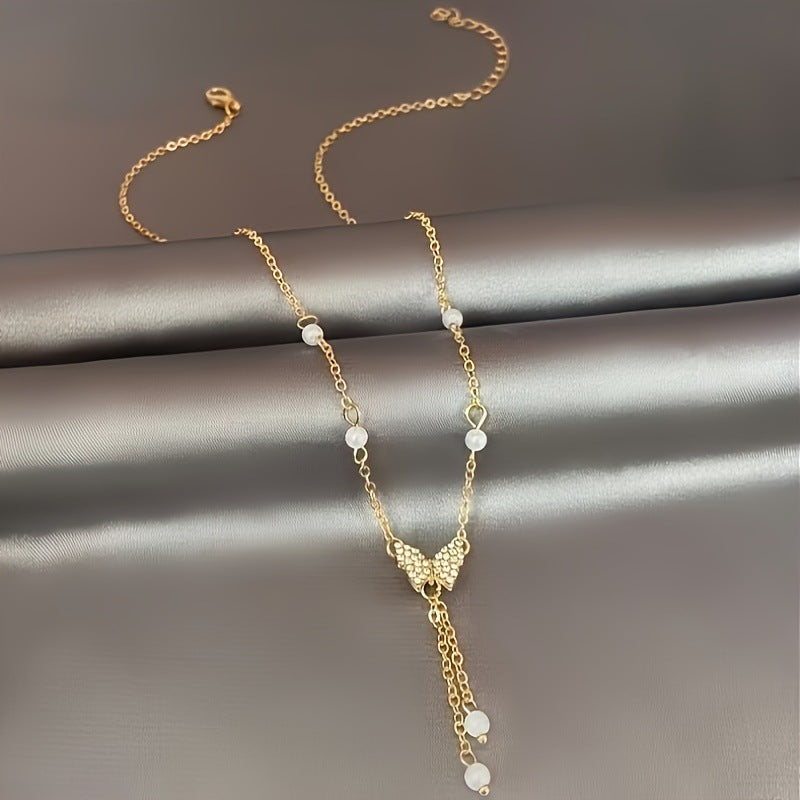 Halskette für Damen ⎜ Verspielte Kette mit Perlen und funkelndem Schmetterlingsanhänger für elegante Alltagslooks