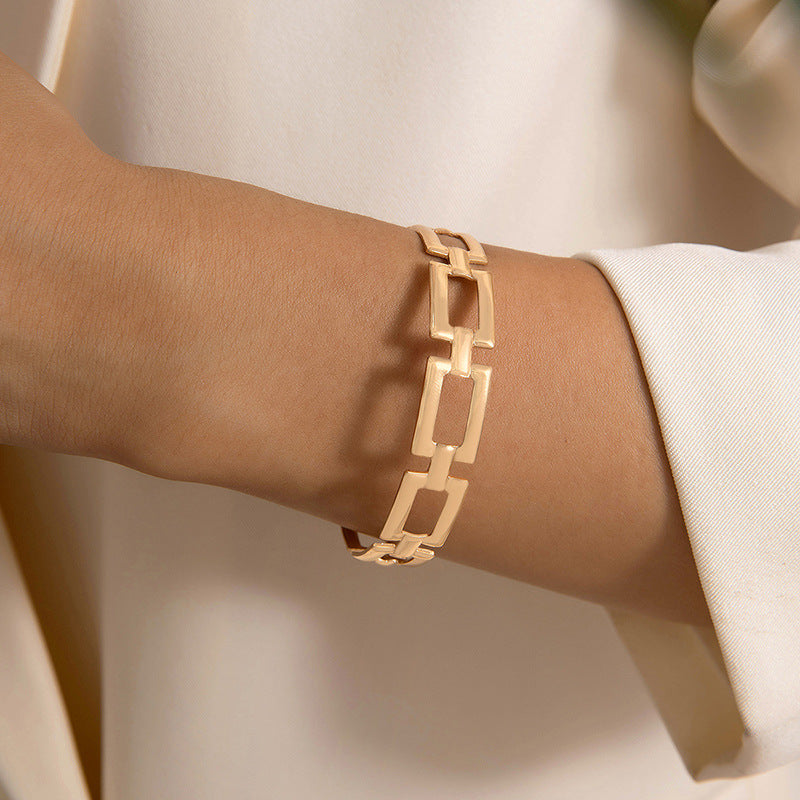 Armband für Damen ⎜ Geometrisches Design in Goldoptik für stilvolle Business- und Freizeitlooks