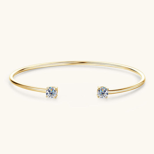 Eleganter Damenarmreif mit Diamantoptik ⎜ Offenes Golddesign mit glitzernden Akzenten für besondere Momente