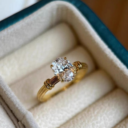 Damenring mit großem Stein ⎜ Moderner Ring im Linien-Design für elegante Anlässe und stilvolle Auftritte