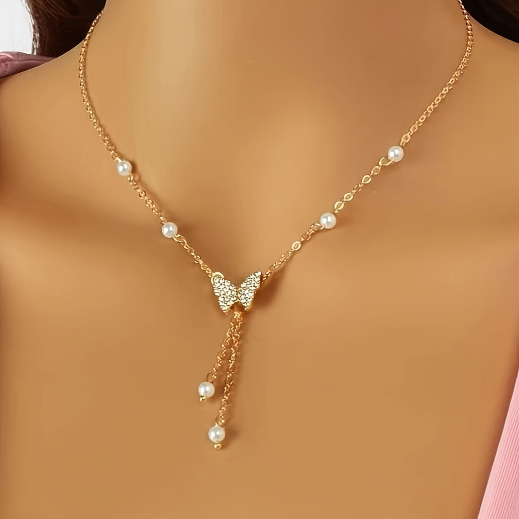 Halskette für Damen ⎜ Verspielte Kette mit Perlen und funkelndem Schmetterlingsanhänger für elegante Alltagslooks