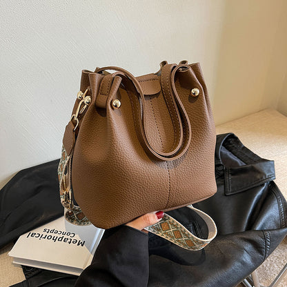 Damen Ledertasche ⎜ Vielseitige Schultertasche mit breitem Gurt für Alltag und City-Looks