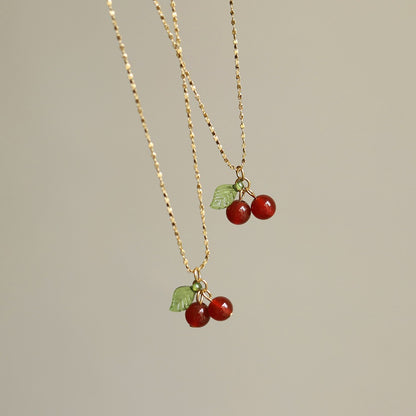 Sommerliche Damenkette mit Kirsch-Anhänger ⎜ Vergoldeter Halsschmuck mit Emailleblatt für verspielte Looks