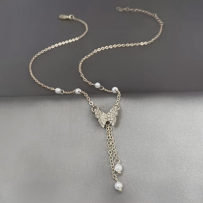 Halskette für Damen ⎜ Verspielte Kette mit Perlen und funkelndem Schmetterlingsanhänger für elegante Alltagslooks