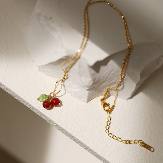 Sommerliche Damenkette mit Kirsch-Anhänger ⎜ Vergoldeter Halsschmuck mit Emailleblatt für verspielte Looks