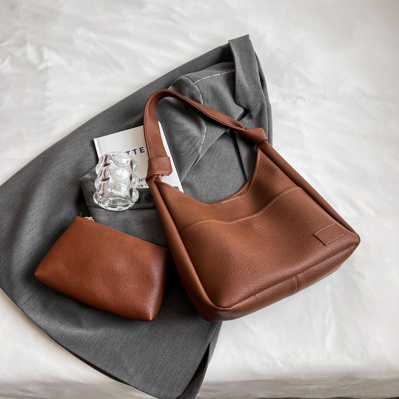 Weiche Schultertasche für Damen ⎜ Alltagstaugliche Beuteltasche mit breitem Träger und Außentasche