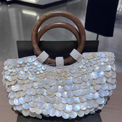 Handtasche mit Muscheldesign ⎜ Edle Tragetasche mit Holzgriffen und Perlmutt-Optik für Strand oder Events