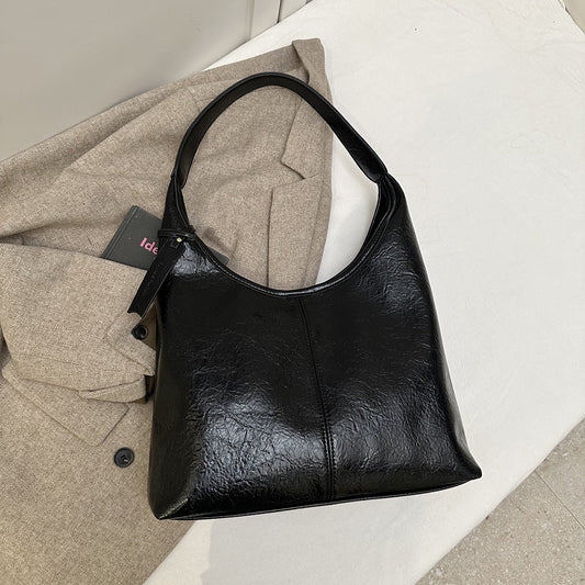 Klassische Schultertasche für Damen ⎜ Glänzende Tragetasche mit weichem Material und großem Innenfach