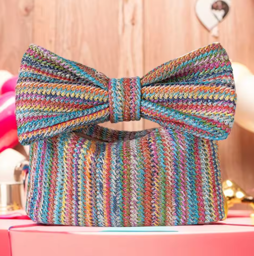 Strohtasche mit Schleife für Damen ⎜ Sommerliche Clutch in Flechtoptik für Events und Freizeit
