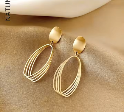 Goldene Ohrringe mit Ovalstruktur ⎜ Modernes Design mit filigraner Form für elegante Looks