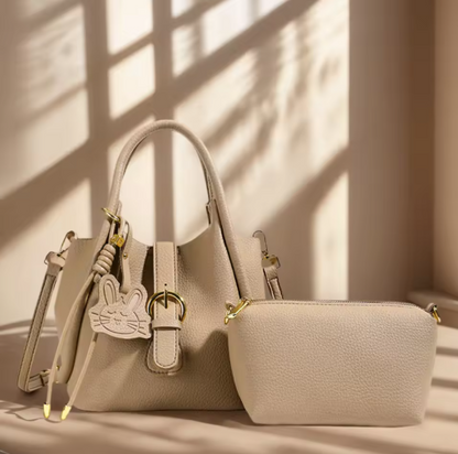 Kleine Damen Tasche ⎜ Niedliche Schultertasche mit Hasen-Anhänger für Freizeit, Alltag und Geschenkideen