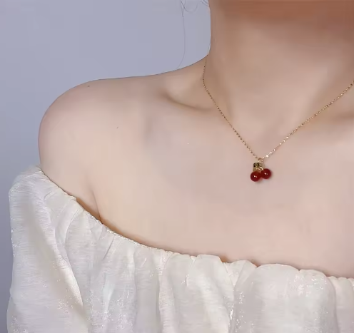 Sommerliche Damenkette mit Kirsch-Anhänger ⎜ Vergoldeter Halsschmuck mit Emailleblatt für verspielte Looks