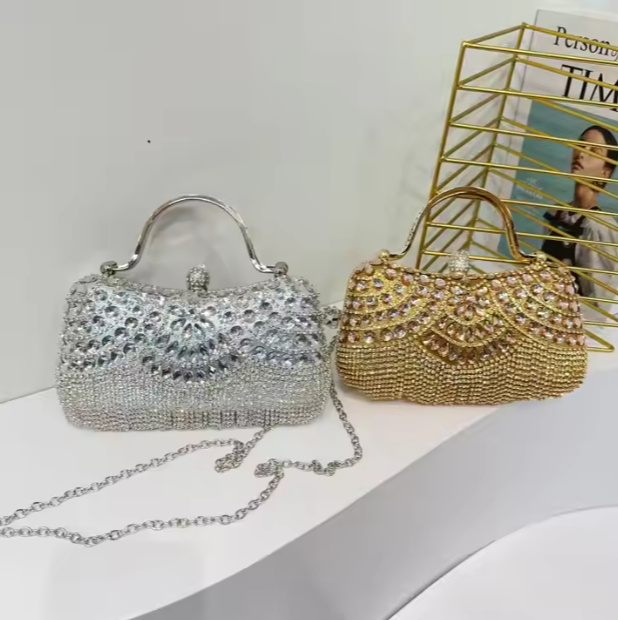 Glitzernde Clutch mit Strasshenkel ⎜ Elegante Abendtasche mit Fransenbesatz für besondere Anlässe