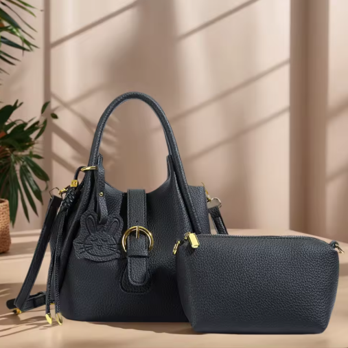 Kleine Damen Tasche ⎜ Niedliche Schultertasche mit Hasen-Anhänger für Freizeit, Alltag und Geschenkideen