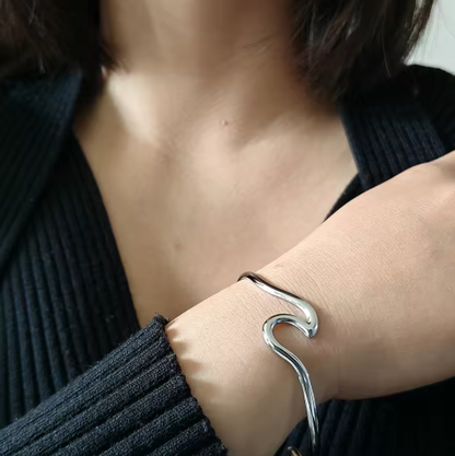 Geometrischer Damenarmreif in Gold ⎜ Offenes Design für moderne, minimalistische Eleganz