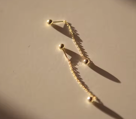 Ohrringe für Damen ⎜ Vergoldete Hänger mit Kugelakzent aus 925er Silber für schlichte und elegante Looks