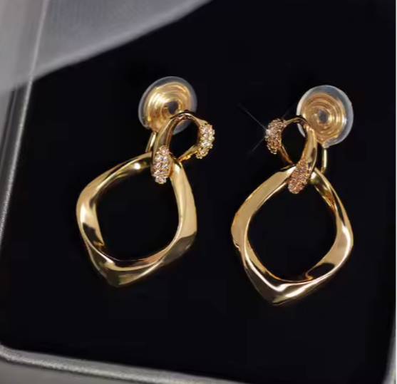 Vergoldete Ohrringe mit Glanzakzenten ⎜ Funkelndes Design in moderner Form für stilvolle Events