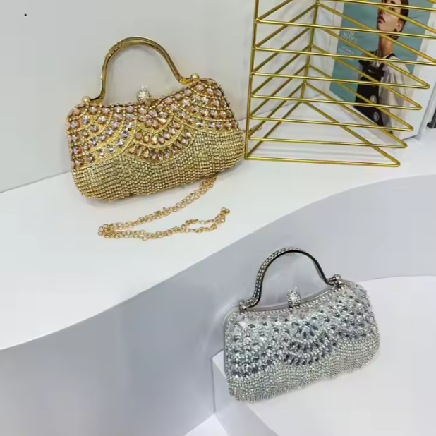 Glitzernde Clutch mit Strasshenkel ⎜ Elegante Abendtasche mit Fransenbesatz für besondere Anlässe