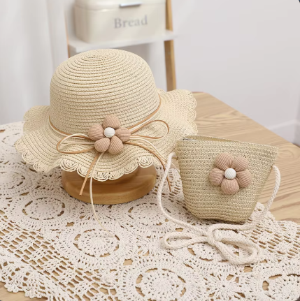 Sommer-Set für Damen ⎜ Strohhut mit Tasche und Blumenmotiv für sonnige Strandtage