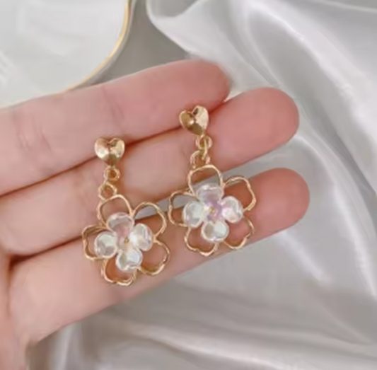 Florale Ohraccessoires mit Anhänger ⎜ Vergoldetes Blütendesign für verspielte, feminine Looks