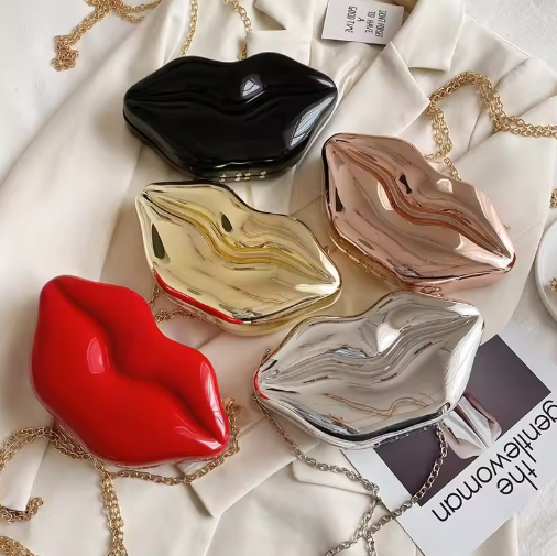 Damen Schultertasche in Lippenform ⎜ Glänzende Clutch mit Kette für besondere Outfits und Partynächte