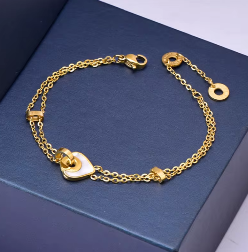 Zartes Herzarmband für Damen ⎜ Doppelkette in Goldoptik für einen femininen, stilvollen Ausdruck