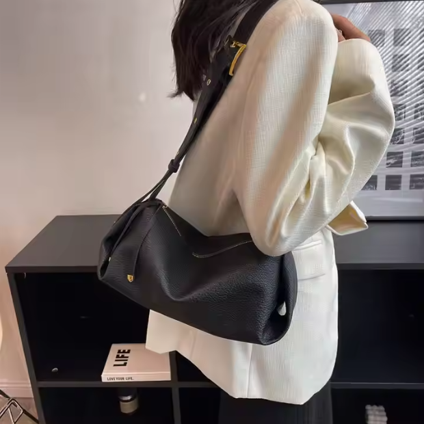 Schultertasche aus Leder für Damen ⎜ Kompakte Umhängetasche im Kissenstil mit verstellbarem Riemen