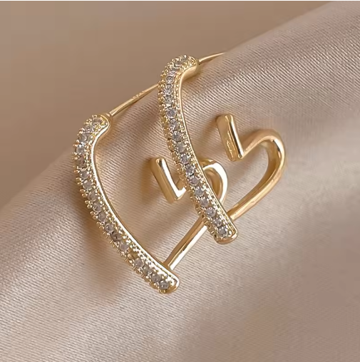 Romantischer Herzschmuck für Damen ⎜ Funkelndes Design in Goldoptik für moderne Love-Looks