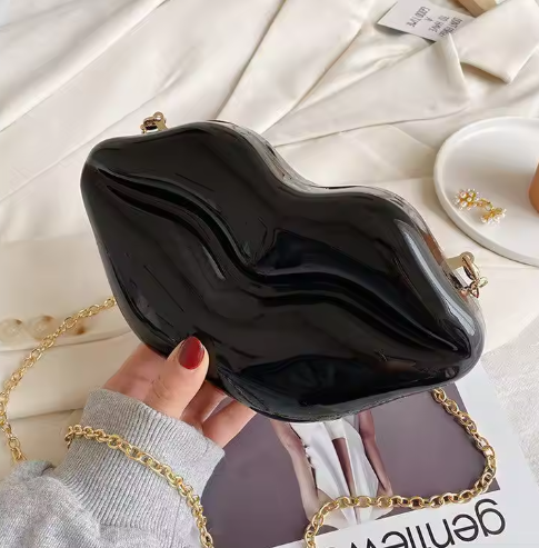 Damen Schultertasche in Lippenform ⎜ Glänzende Clutch mit Kette für besondere Outfits und Partynächte