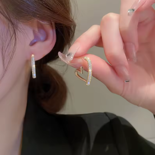 Romantischer Herzschmuck für Damen ⎜ Funkelndes Design in Goldoptik für moderne Love-Looks