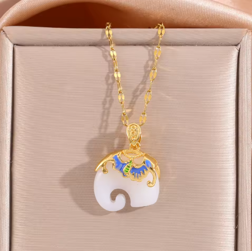 Verspielte Kette für Damen ⎜ Goldene Kette mit weißem Elefantenanhänger und Emaille-Details für besondere Anlässe