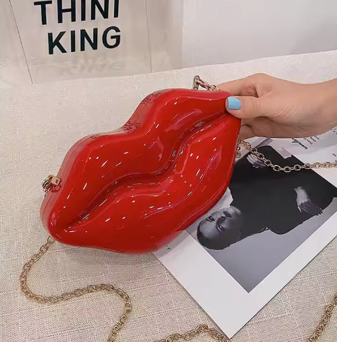 Damen Schultertasche in Lippenform ⎜ Glänzende Clutch mit Kette für besondere Outfits und Partynächte