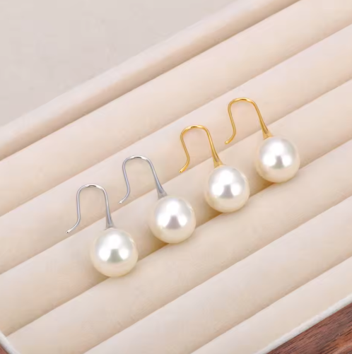 Perlenohrringe für Damen ⎜ Schlichtes Design in Goldoptik für zeitlose Eleganz im Alltag und zu Anlässen