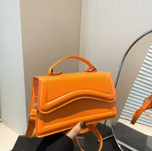 Kleine Umhängetasche für Damen ⎜ Farbige Schultertasche in Glanzoptik für modische Alltagslooks