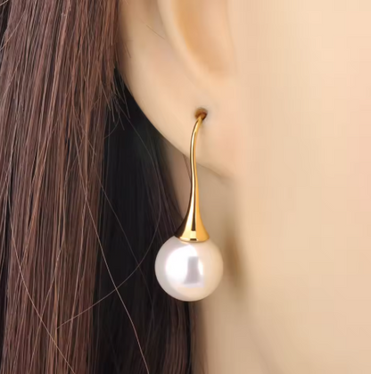 Perlenohrringe für Damen ⎜ Schlichtes Design in Goldoptik für zeitlose Eleganz im Alltag und zu Anlässen