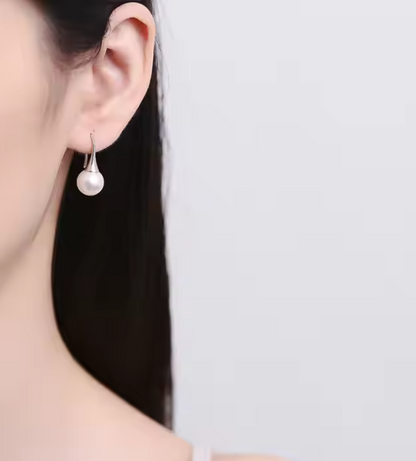 Perlenohrringe für Damen ⎜ Schlichtes Design in Goldoptik für zeitlose Eleganz im Alltag und zu Anlässen