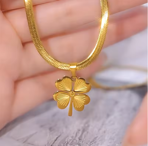 Damenkette mit Glücksanhänger ⎜ Vergoldete Kette mit Kleeblatt für positive Vibes im Alltag