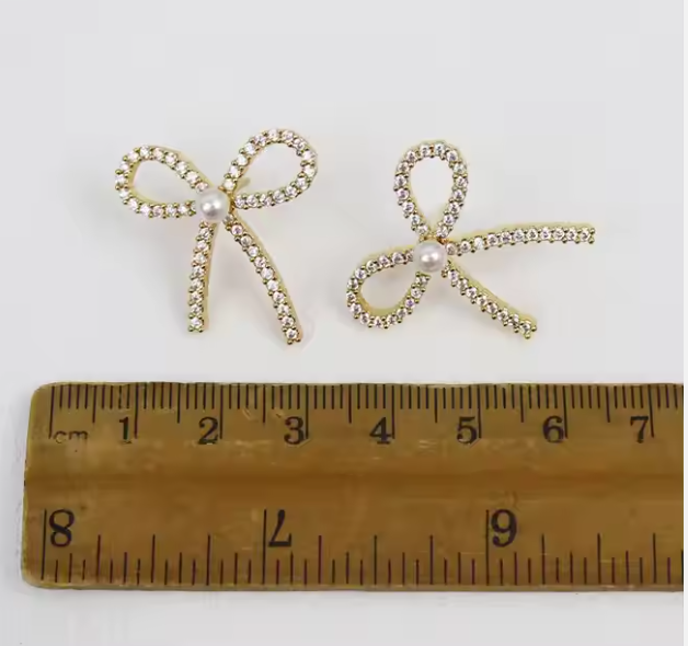 Schleifenohrringe für Damen ⎜ Glitzerndes Design mit Zirkonia und Perle für elegante und festliche Anlässe