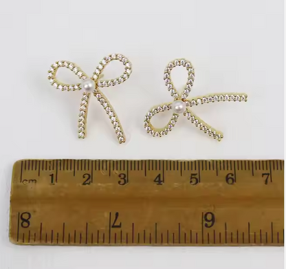 Schleifenohrringe für Damen ⎜ Glitzerndes Design mit Zirkonia und Perle für elegante und festliche Anlässe