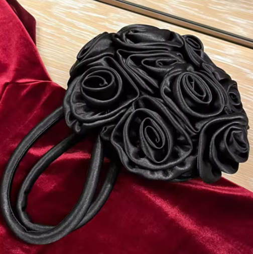 Runde Handtasche mit Rosen-Design ⎜ Verspielte Tragetasche mit Satinblüten für Events und besondere Anlässe