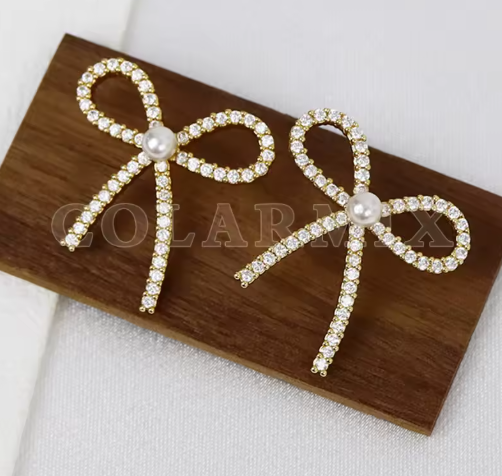 Schleifenohrringe für Damen ⎜ Glitzerndes Design mit Zirkonia und Perle für elegante und festliche Anlässe