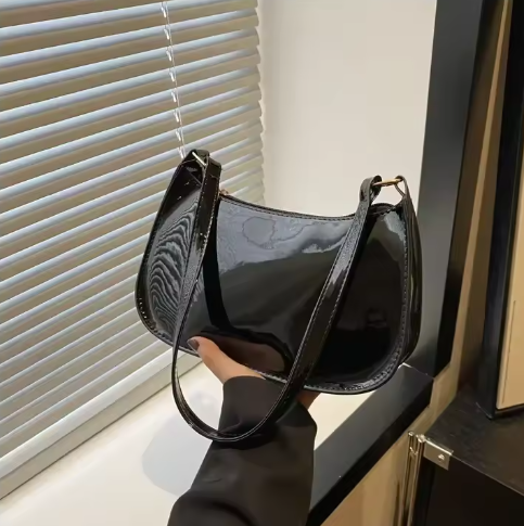 Glänzende Schultertasche für Damen ⎜ Stilvolle Unterarmtasche aus Lackleder für Ausgehen und Alltag