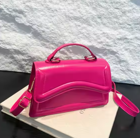 Kleine Umhängetasche für Damen ⎜ Farbige Schultertasche in Glanzoptik für modische Alltagslooks