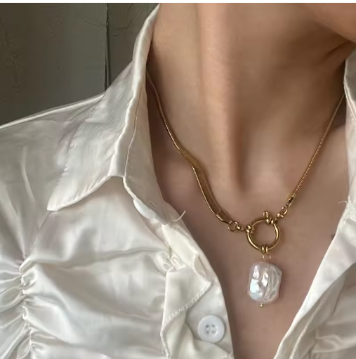 Halskette für Damen ⎜ Vergoldete Schlangenkette mit Anhänger aus Süßwasserperle für stilvolle Outfits